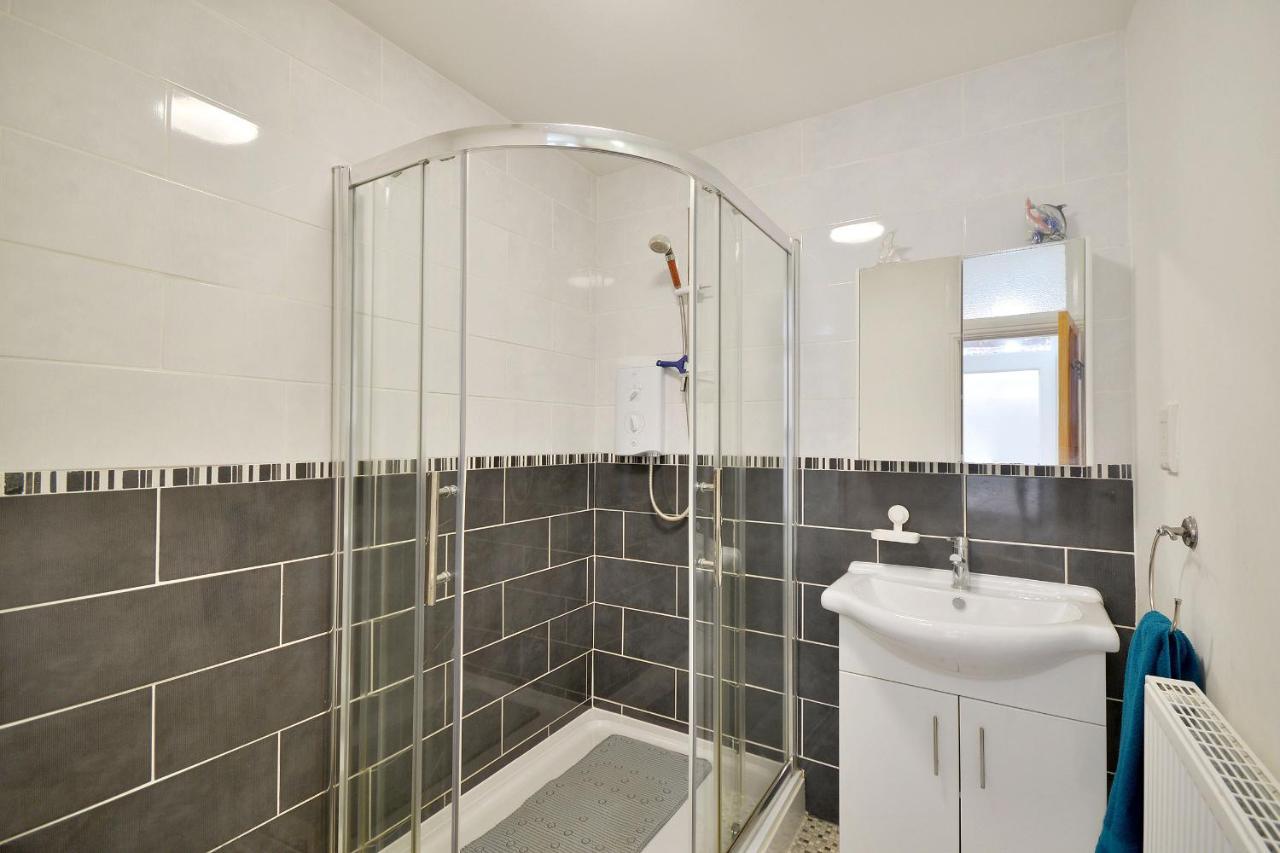 Ground Floor Apartment Up To 6 Guests With Games Chill Out Room Scarborough Extérieur photo