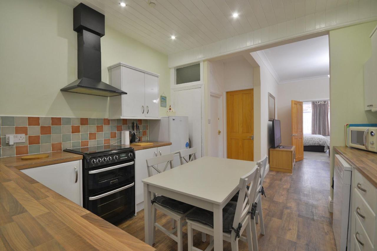 Ground Floor Apartment Up To 6 Guests With Games Chill Out Room Scarborough Extérieur photo